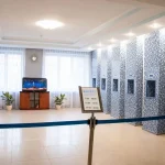 Зал бювету санаторію «Шахтар» у Трускавці з мінеральними колонками та акваріумом