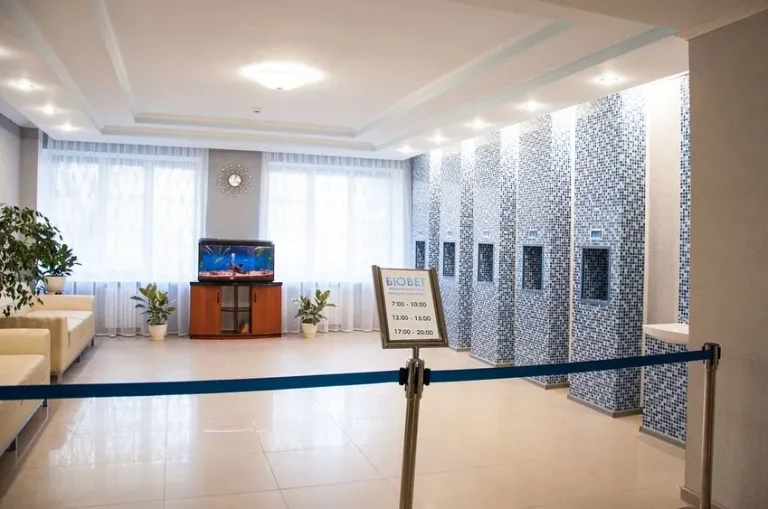 Зал бювету санаторію «Шахтар» у Трускавці з мінеральними колонками та акваріумом