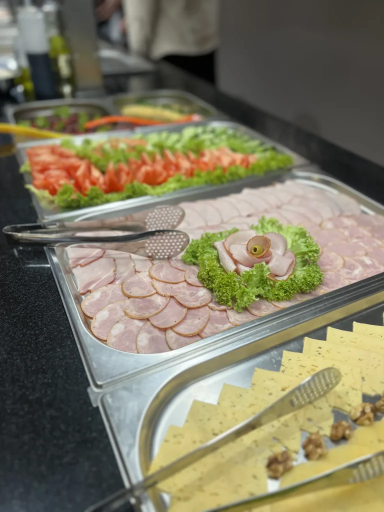Фуршетні страви з сиром, делікатесною нарізкою та овочами у санаторії «Шахтар» Трускавець