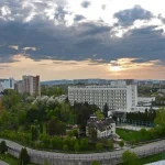 Санаторій «Шахтар» у Трускавці на заході сонця серед зеленої природи