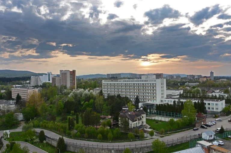 Санаторій «Шахтар» у Трускавці на заході сонця серед зеленої природи