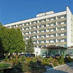 Санаторій «Шахтар» у Трускавці з парком і благоустроєм біля входу