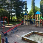 Дитячий ігровий майданчик у санаторії «Шахтар» у Трускавці з гойдалками та пісочницею
