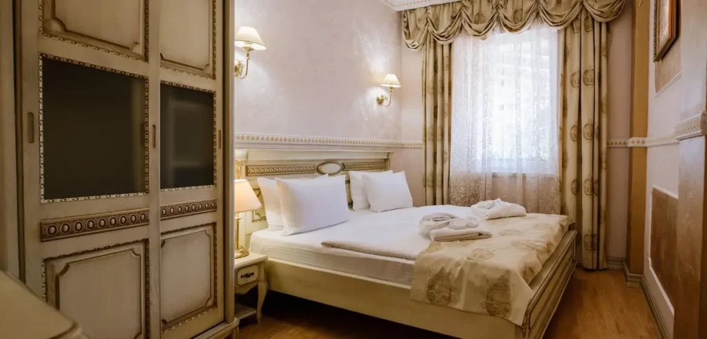 Спальня номера Comfort apart у санаторії «Шале-Грааль» в Трускавці