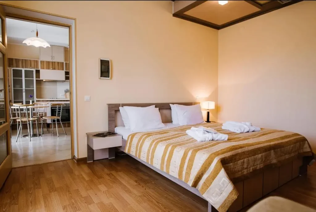 Спальня номера Comfort apart у санаторії «Шале-Грааль» в Трускавці