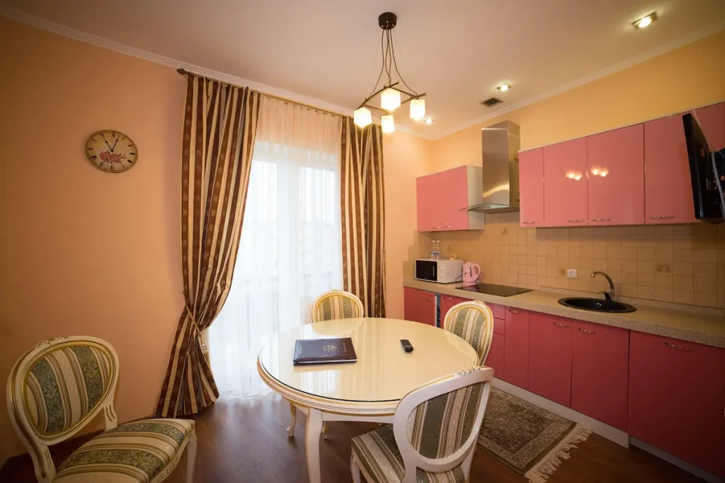 Кухня номера Comfort apart у санаторії «Шале-Грааль» в Трускавці