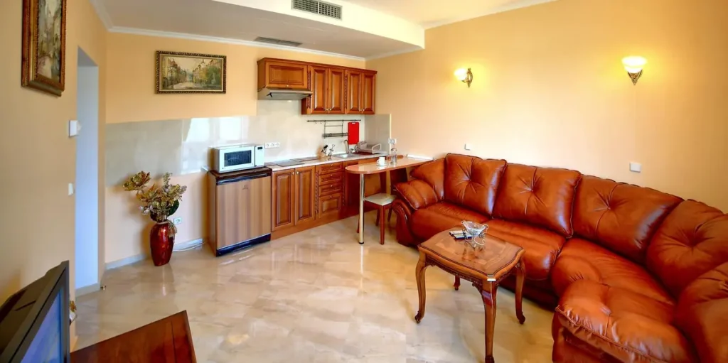 Вітальня номера Comfort apart у санаторії «Шале-Грааль» в Трускавці