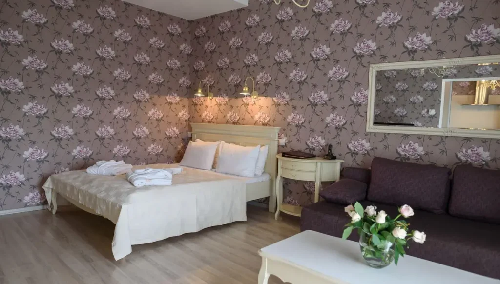 Спальня номера Comfort apart у санаторії «Шале-Грааль» в Трускавці
