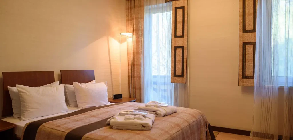 Спальня номера Junior suite apart у санаторії «Шале-Грааль» в Трускавці