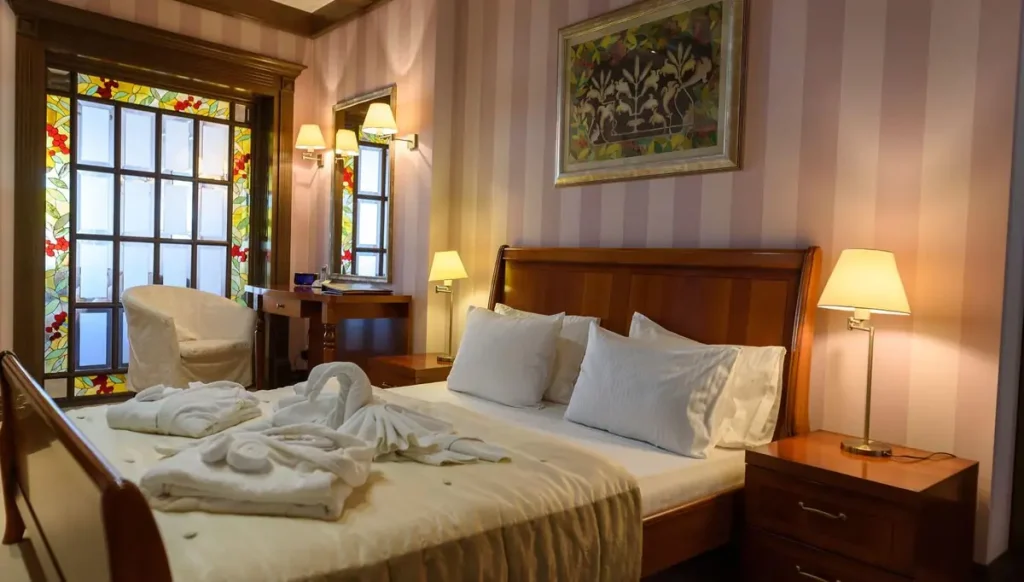 Спальня номера Junior suite apart у санаторії «Шале-Грааль» в Трускавці
