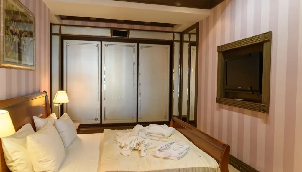Спальня номера Junior suite apart у санаторії «Шале-Грааль» в Трускавці