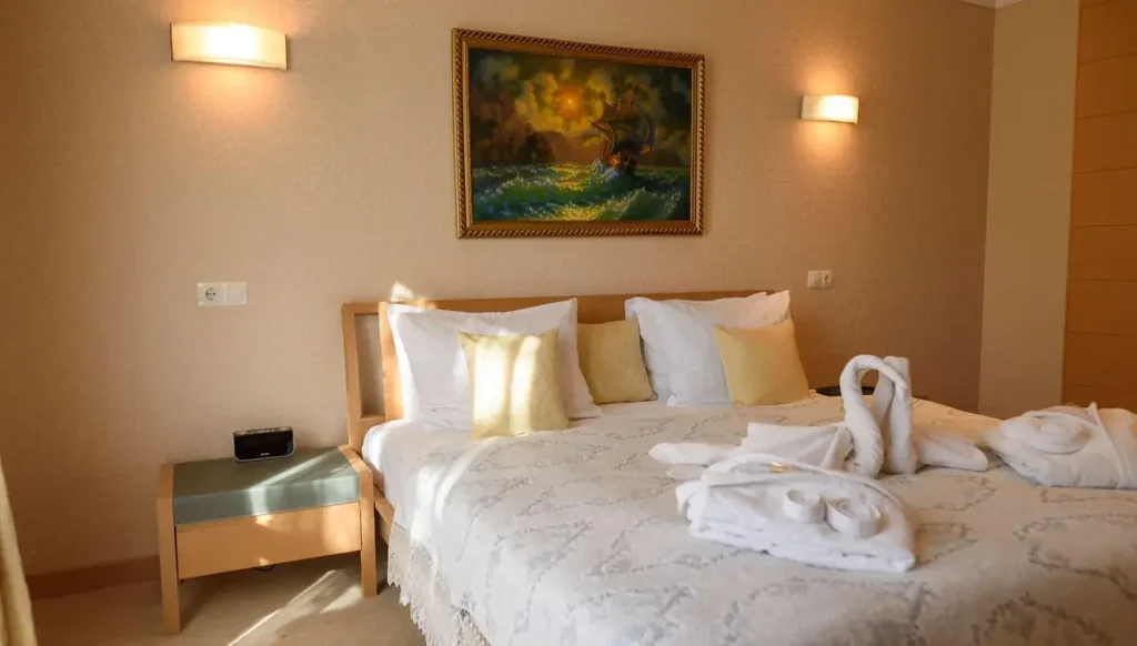 Спальня номера Junior suite apart у санаторії «Шале-Грааль» в Трускавці