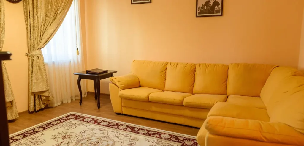 Вітальня номера Junior suite apart у санаторії «Шале-Грааль» в Трускавці