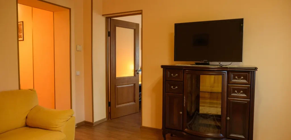 Вітальня номера Junior suite apart у санаторії «Шале-Грааль» в Трускавці