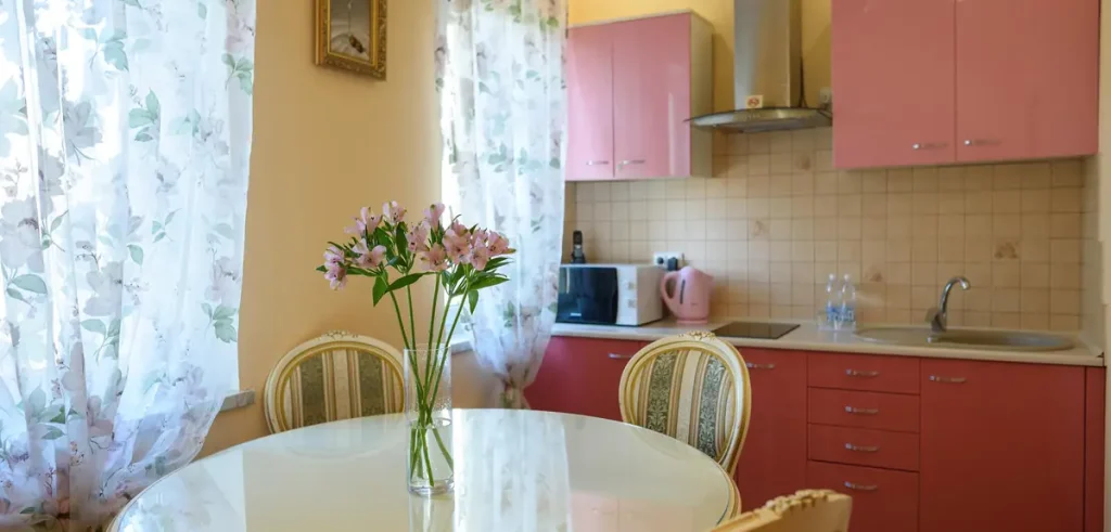 Кухня номера Junior suite apart у санаторії «Шале-Грааль» в Трускавці