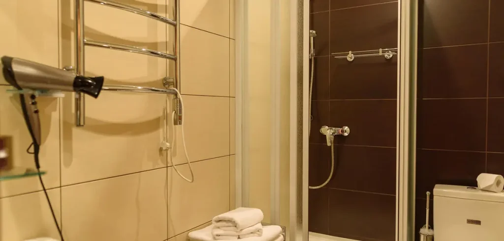Ванна кімната номера Junior suite apart у санаторії «Шале-Грааль» в Трускавці