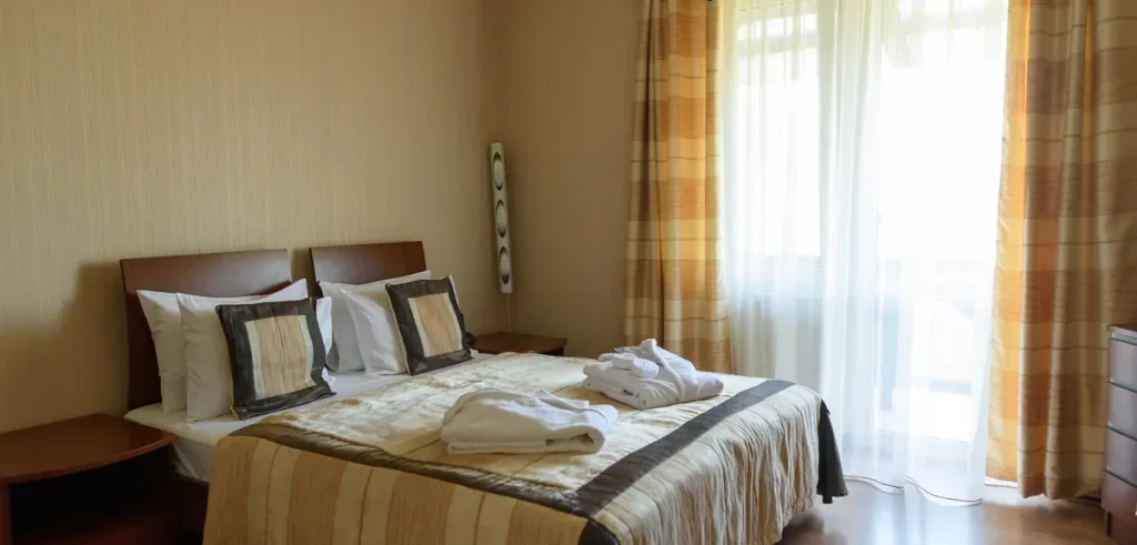 Спальня номера Junior suite apart у санаторії «Шале-Грааль» в Трускавці