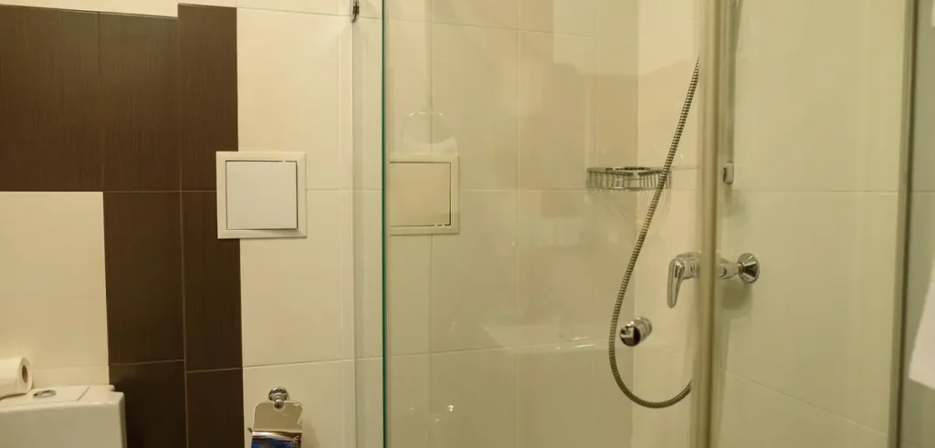 Ванна кімната номера Junior suite apart у санаторії «Шале-Грааль» в Трускавці