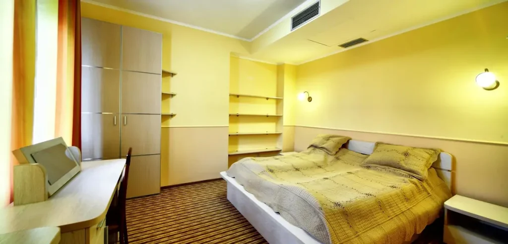 Спальня номера Junior suite apart у санаторії «Шале-Грааль» в Трускавці