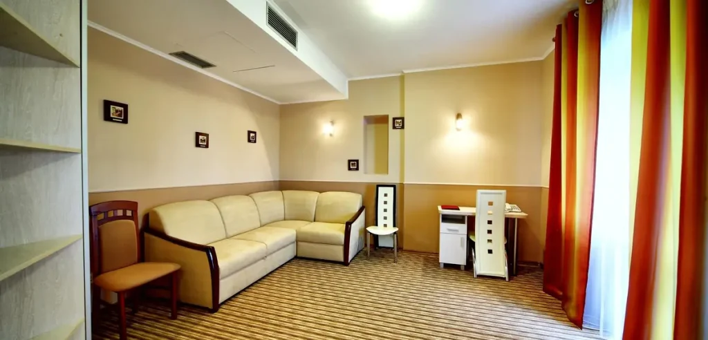 Вітальня номера Junior suite apart у санаторії «Шале-Грааль» в Трускавці