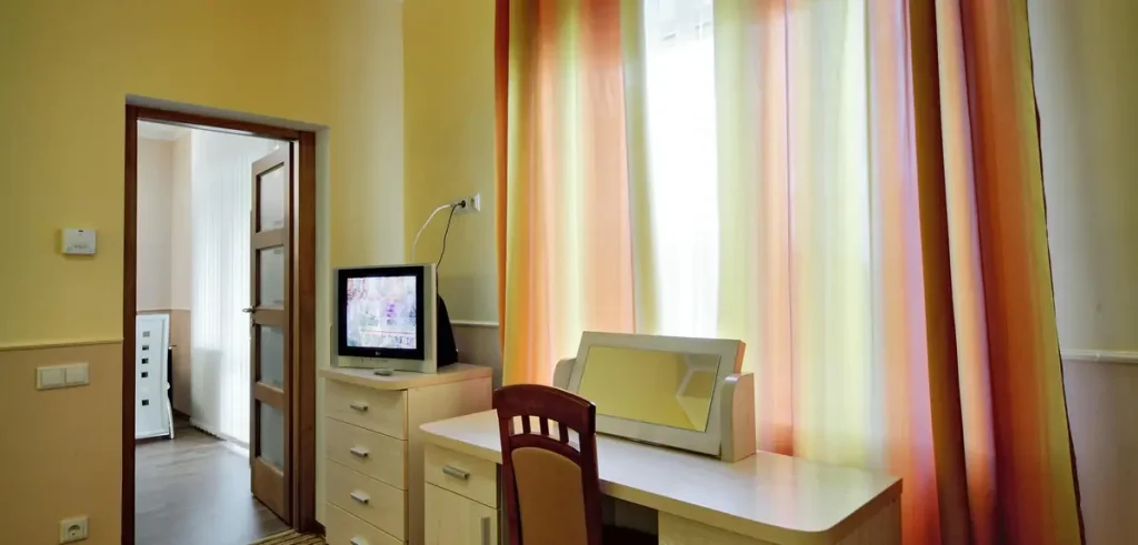 Загальний вигляд номера Junior suite apart у санаторії «Шале-Грааль» в Трускавці
