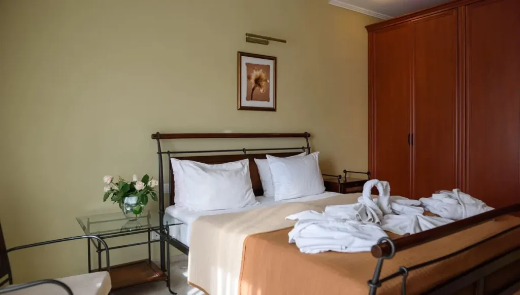 Спальня номера Junior suite apart у санаторії «Шале-Грааль» в Трускавці