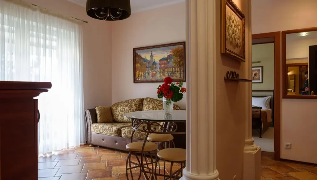 Вітальня номера Junior suite apart у санаторії «Шале-Грааль» в Трускавці