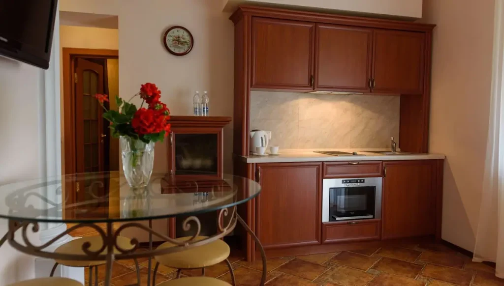 Кухня номера Junior suite apart у санаторії «Шале-Грааль» в Трускавці