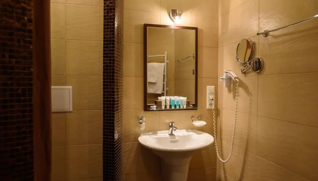Ванна кімната номера Junior suite apart у санаторії «Шале-Грааль» в Трускавці