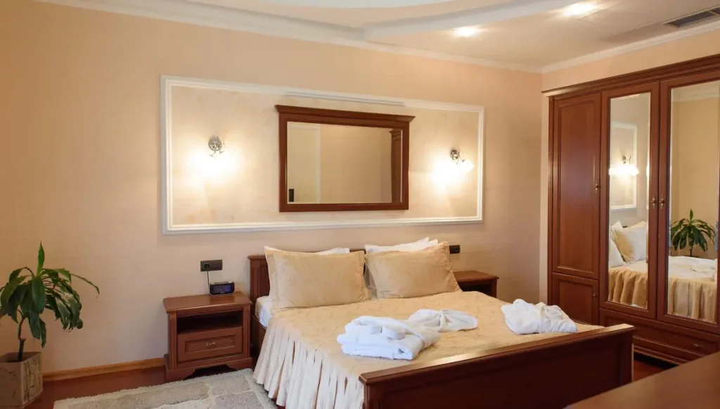 Спальня номера Junior suite apart у санаторії «Шале-Грааль» в Трускавці