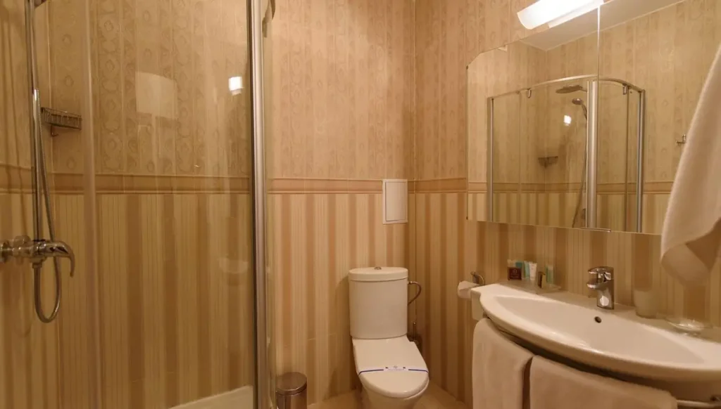 Ванна кімната номера Junior suite apart у санаторії «Шале-Грааль» в Трускавці