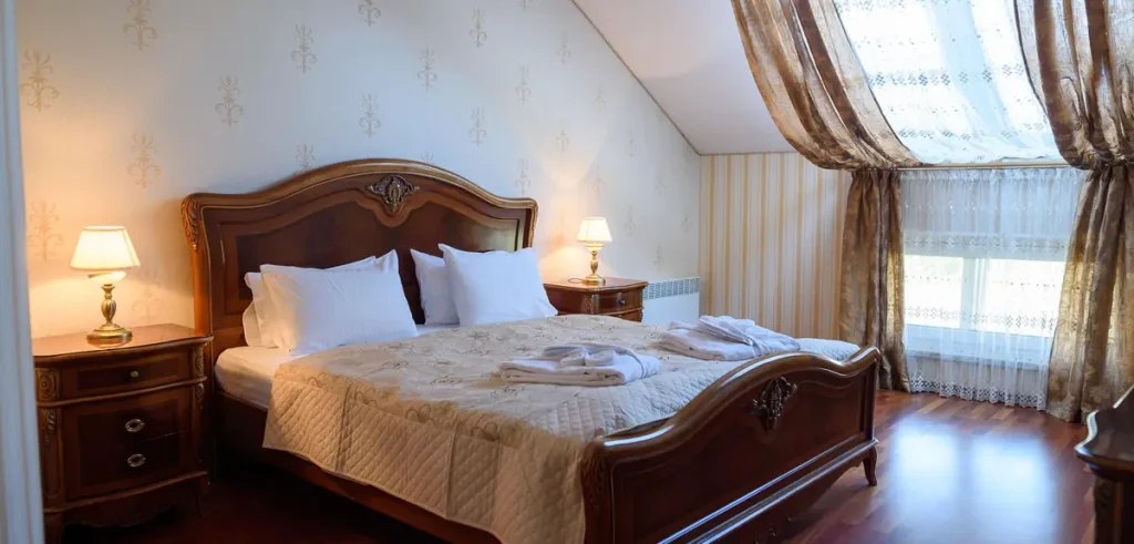 Спальня номера Queen suite apart у санаторії «Шале-Грааль» в Трускавці