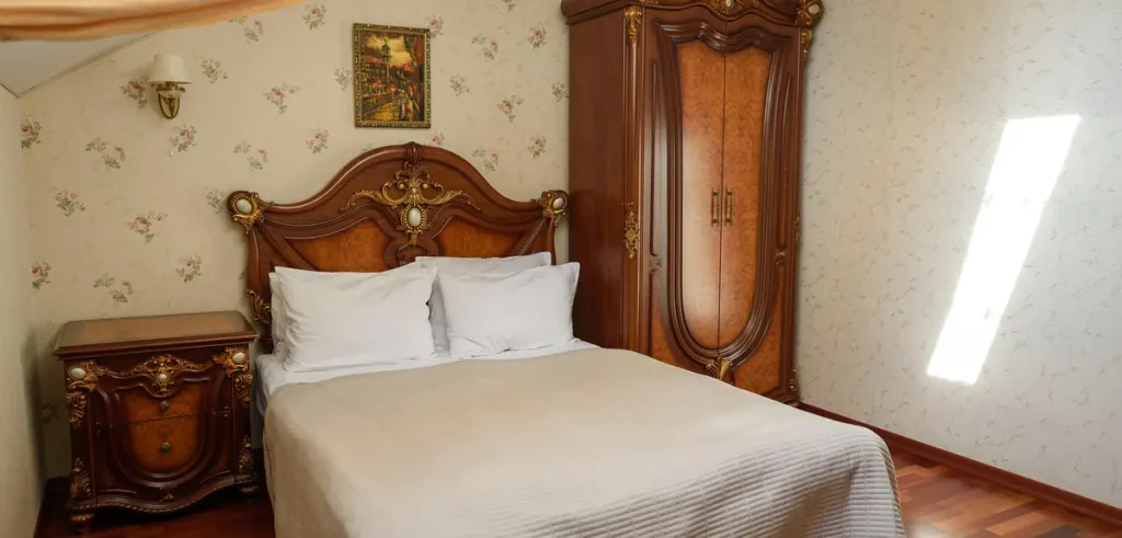 Спальня номера Queen suite apart у санаторії «Шале-Грааль» в Трускавці