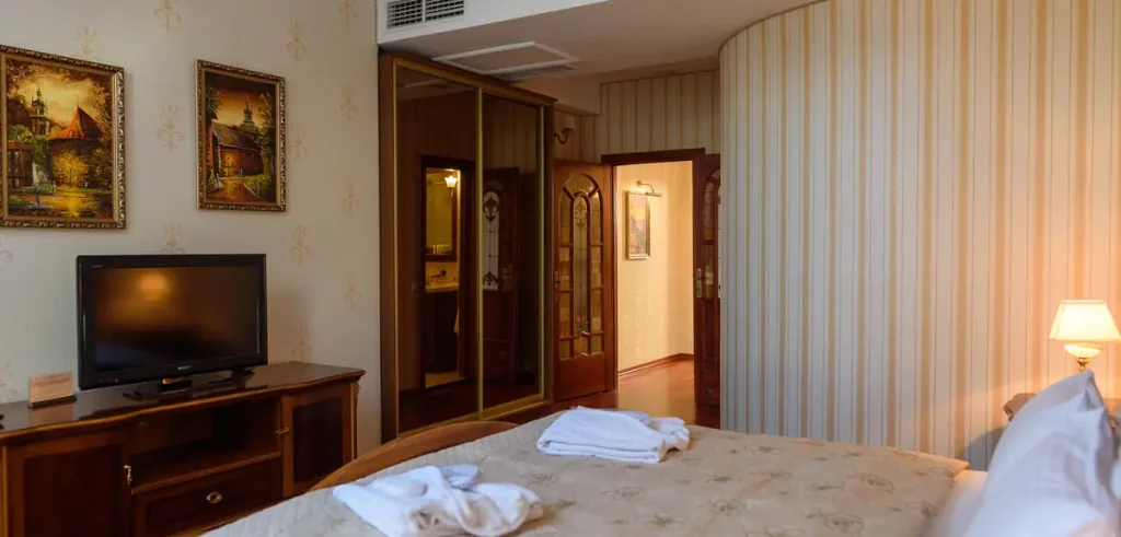 Спальня номера Queen suite apart у санаторії «Шале-Грааль» в Трускавці