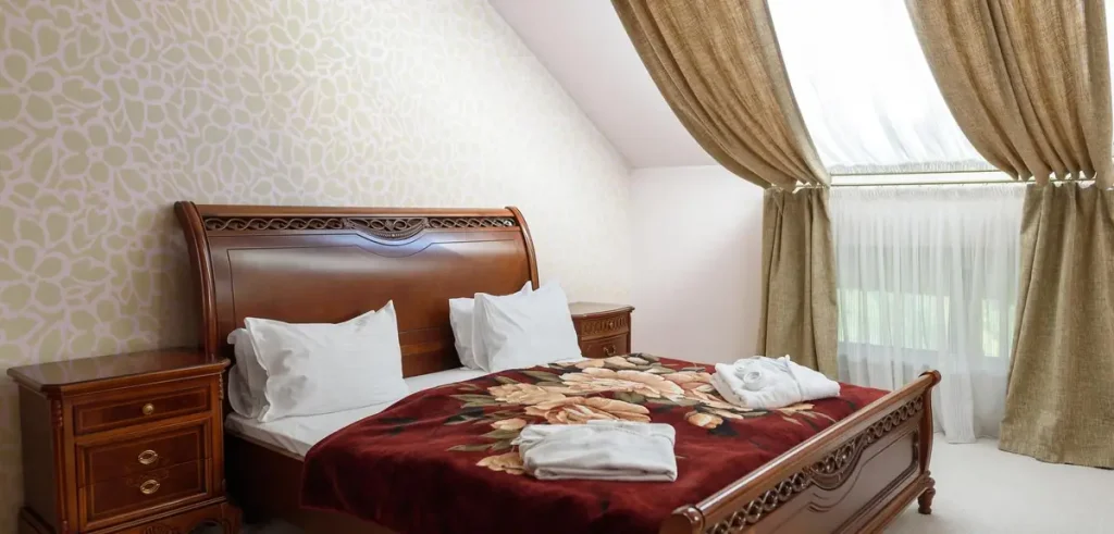 Спальня номера Queen suite apart у санаторії «Шале-Грааль» в Трускавці