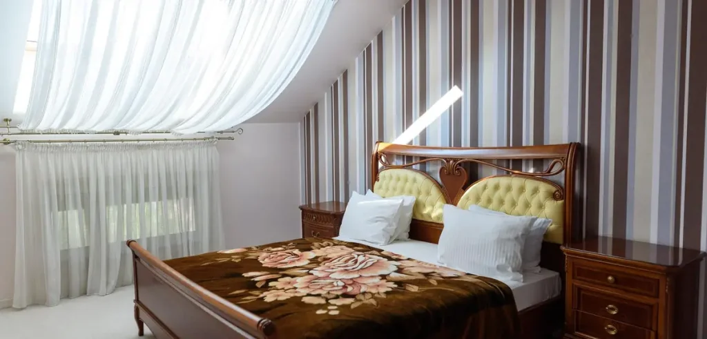 Спальня номера Queen suite apart у санаторії «Шале-Грааль» в Трускавці