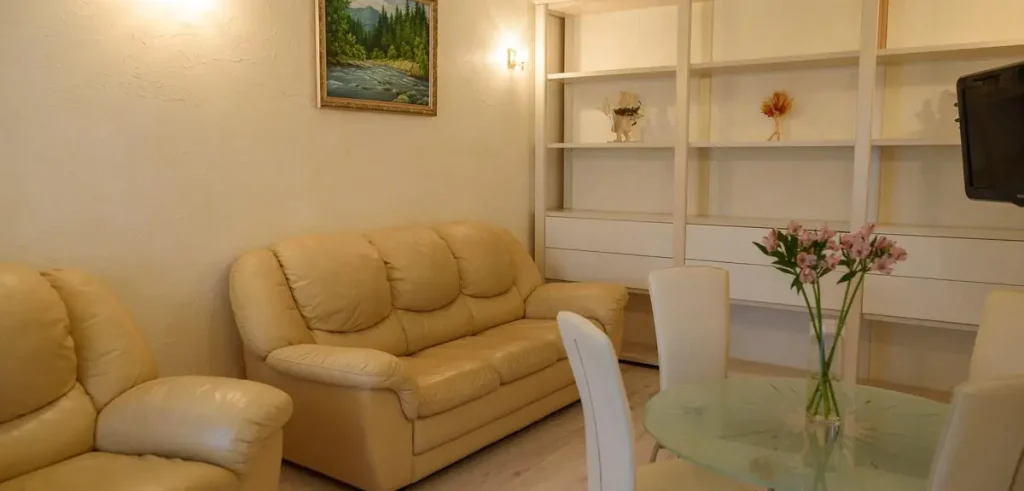 Вітальня номера Queen suite apart у санаторії «Шале-Грааль» в Трускавці