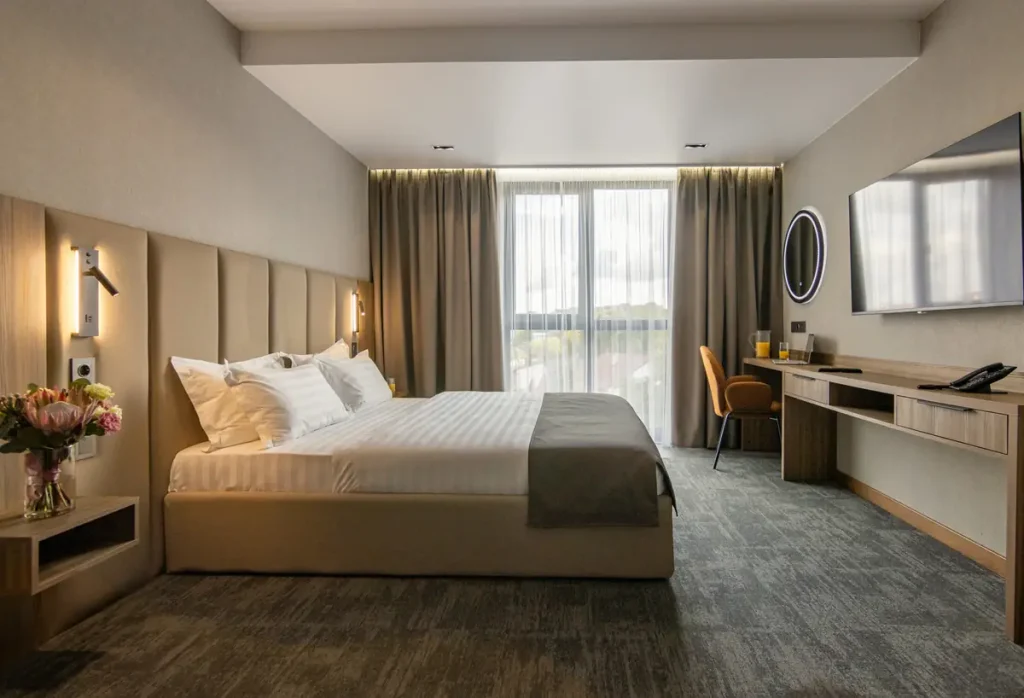 Спальня номера Люкс у готелі «Silver Apart Hotel» в Трускавці