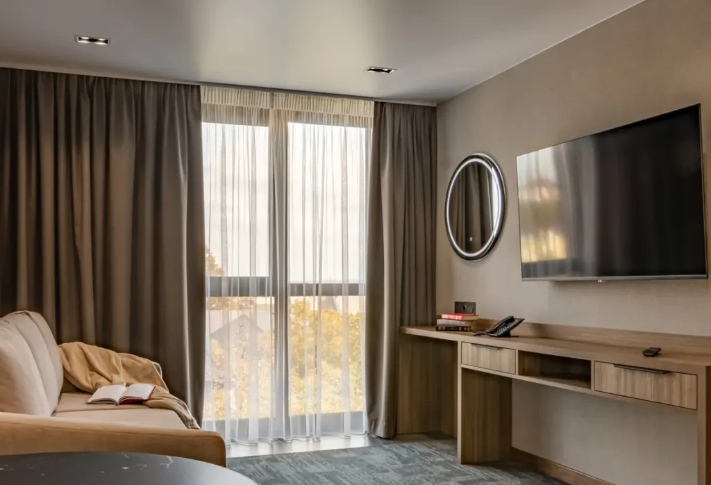 Вітальня номера Люкс у готелі «Silver Apart Hotel» в Трускавці