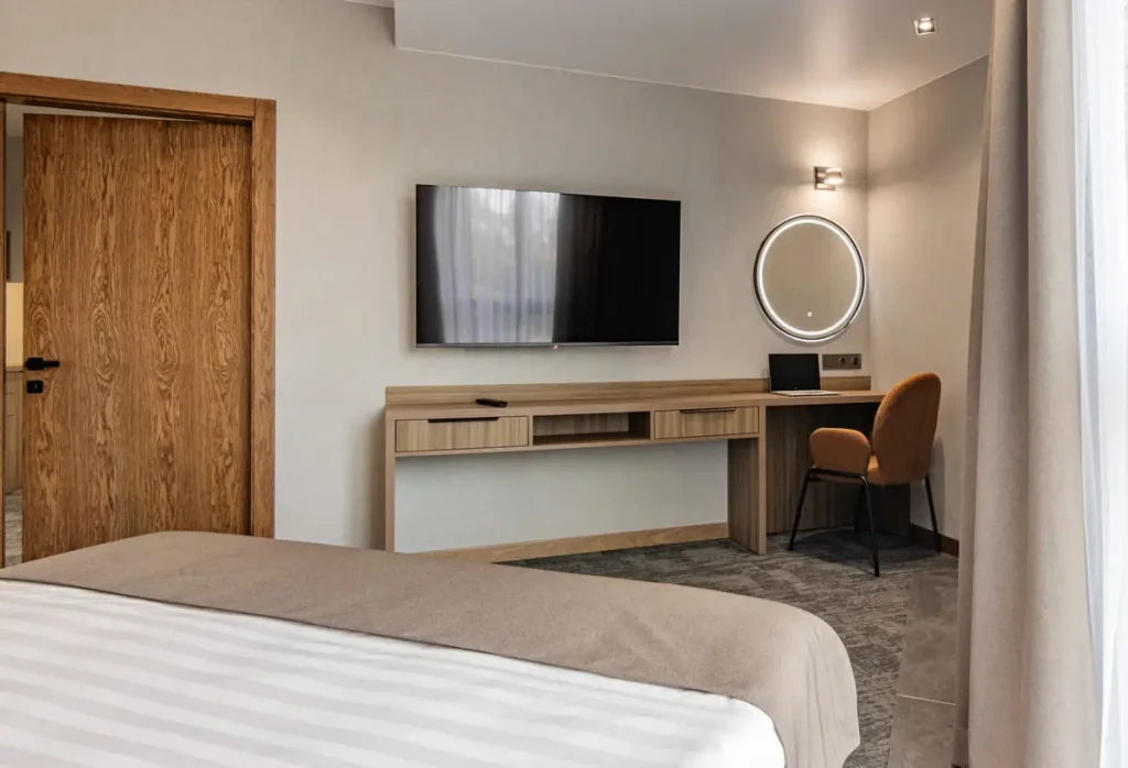 Спальня номера Люкс у готелі «Silver Apart Hotel» в Трускавці