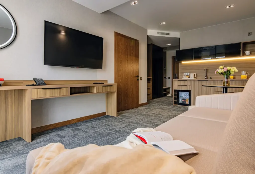 Вітальня номера Люкс у готелі «Silver Apart Hotel» в Трускавці