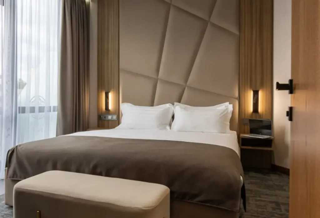 Спальня номера Люкс з терасою у готелі «Silver Apart Hotel» в Трускавці