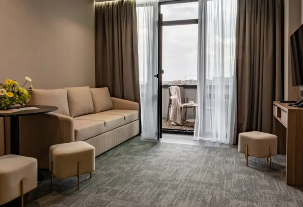Вітальня номера Люкс з терасою у готелі «Silver Apart Hotel» в Трускавці