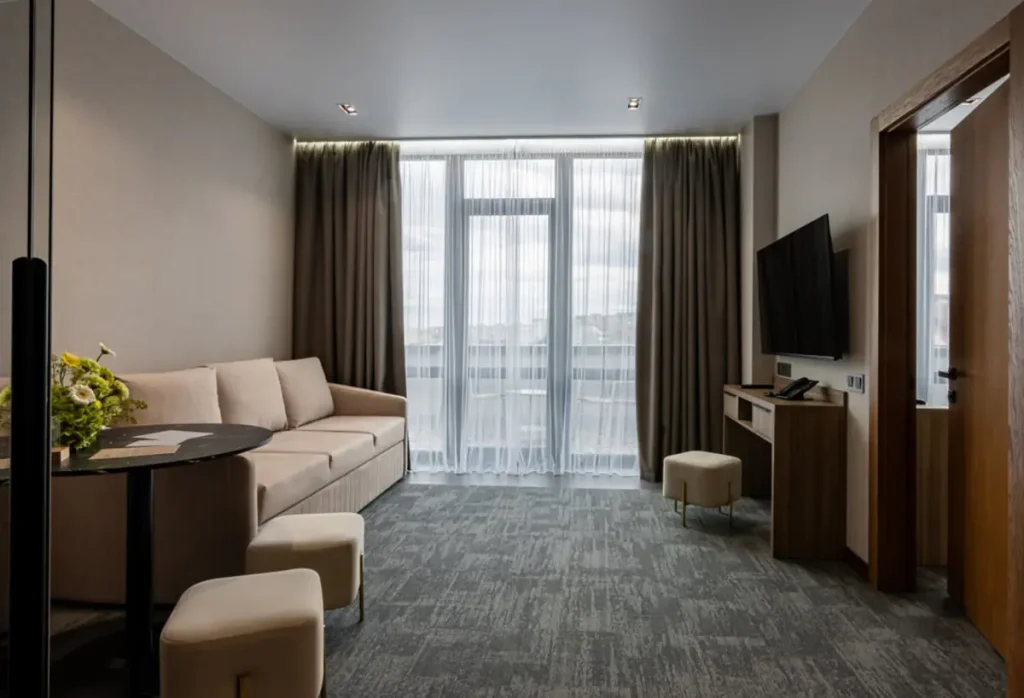 Вітальня номера Люкс з терасою у готелі «Silver Apart Hotel» в Трускавці