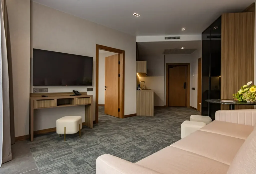 Вітальня номера Люкс з терасою у готелі «Silver Apart Hotel» в Трускавці