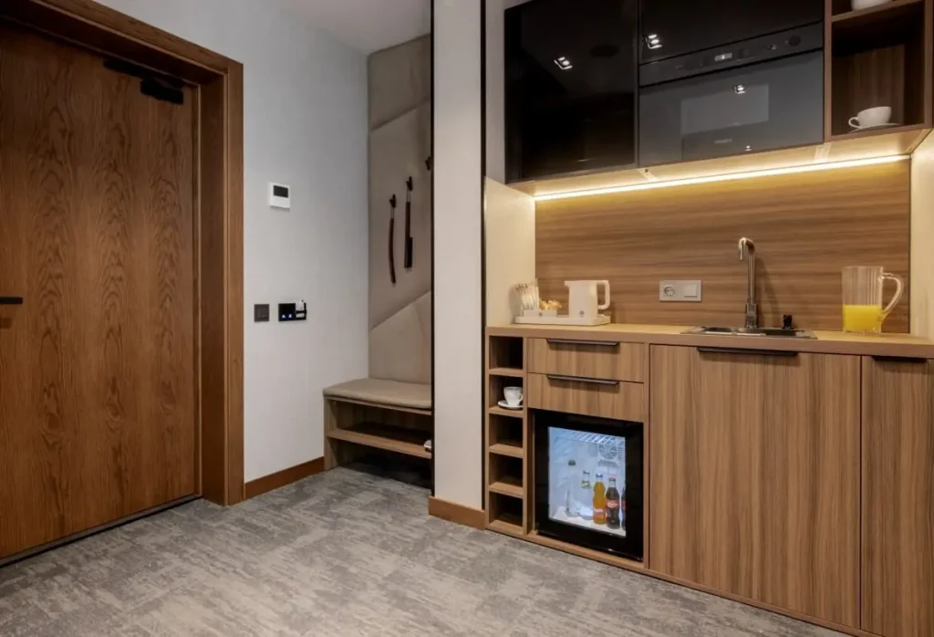 Кухня номера Напівлюкс / Сімейний стандарт у готелі «Silver Apart Hotel» в Трускавці