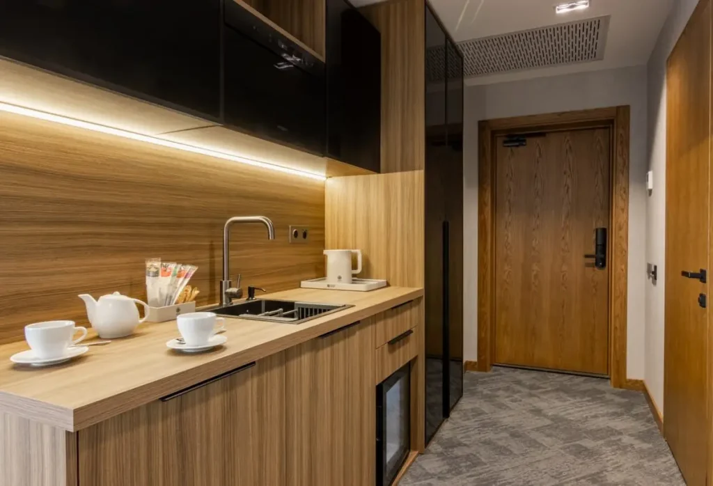 Кухня номера Напівлюкс / Сімейний стандарт у готелі «Silver Apart Hotel» в Трускавці