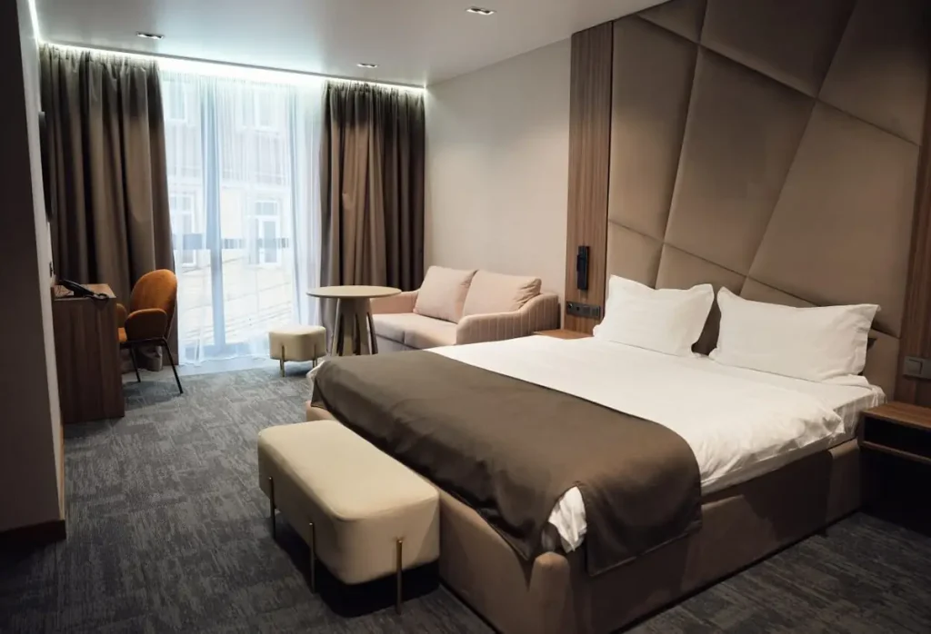 Спальня номера Напівлюкс / Сімейний стандарт у готелі «Silver Apart Hotel» в Трускавці