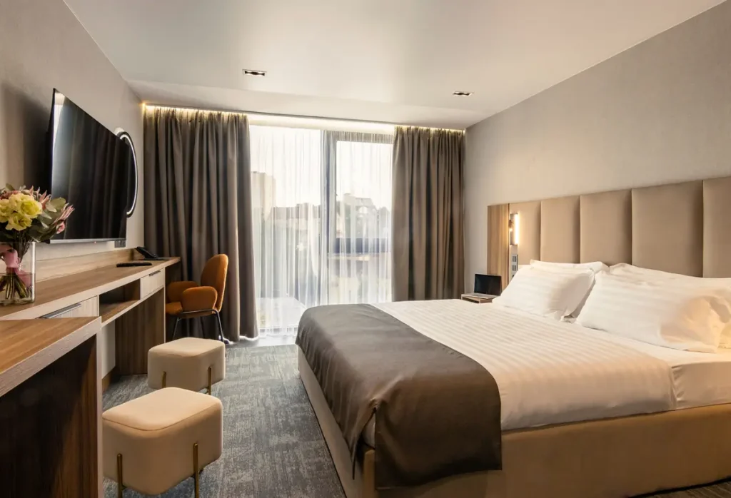 Спальня номера Стандарт у готелі «Silver Apart Hotel» в Трускавці