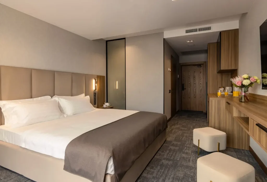Спальня номера Стандарт у готелі «Silver Apart Hotel» в Трускавці
